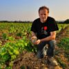 Thierry Michon dans ses vignes domaine Saint Nicolas naturedevin.com vin bio Domaine Saint Nicolas